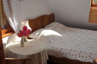 Отели типа «постель и завтрак» Villa Nostalgia Шклярска-Поремба Трехместный номер с видом на горы-2
